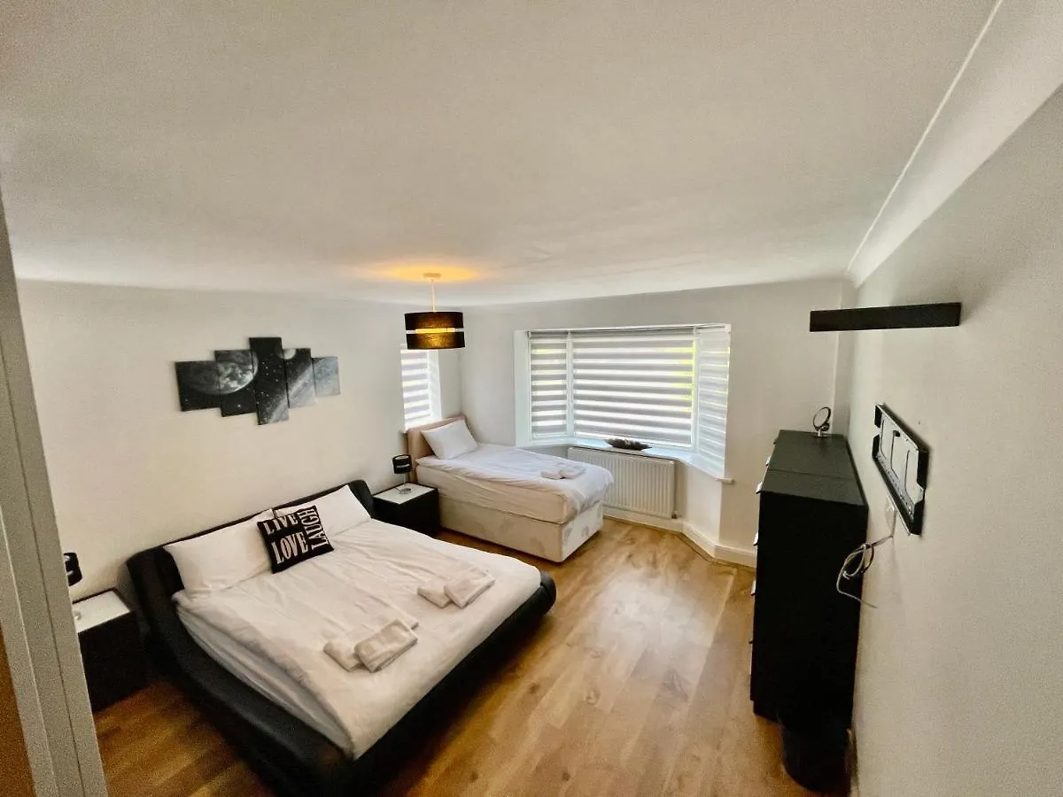 Four Corners Holiday Home Hot Tub & Sauna Ferndown United Kingdom